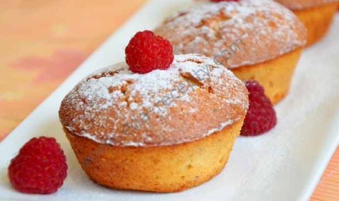 Кексы с малиной и фундуком