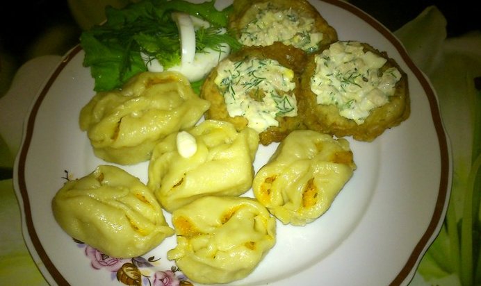 Кальмарные манты с кабачками