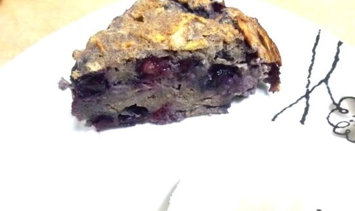 Шарлотка с черникой и яблоками