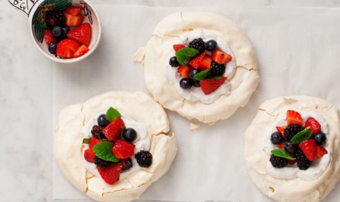 Пирожное Павлова с ягодами