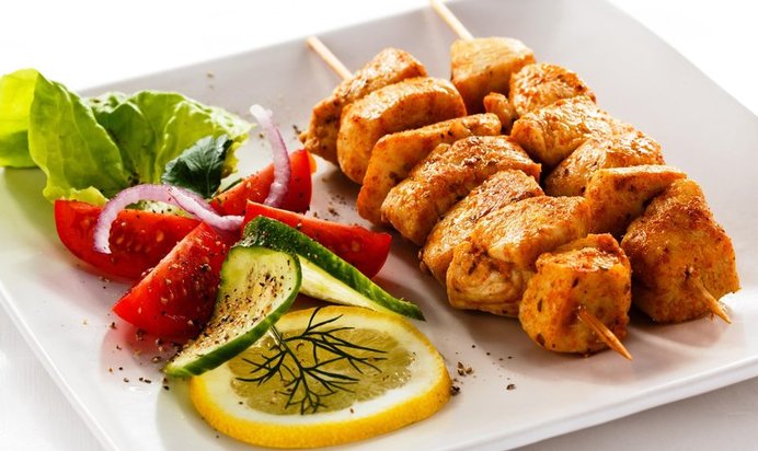 Куриный шашлык на шпажках