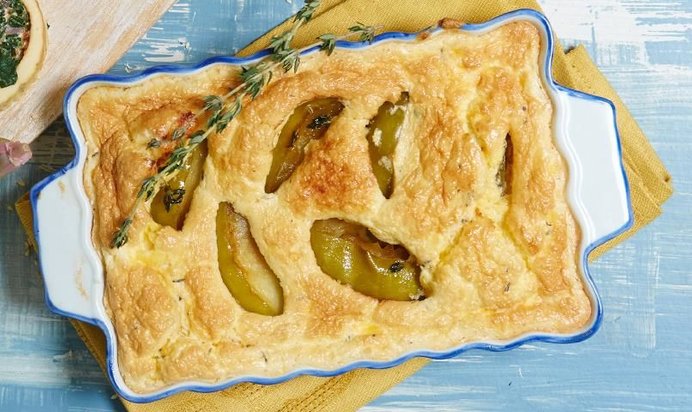 Запеченный омлет с яблоками, чеддером и тимьяном