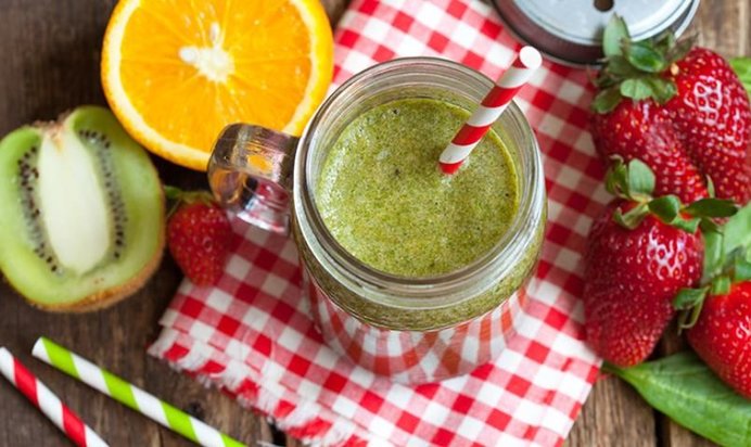 Зеленый смузи с клубникой
