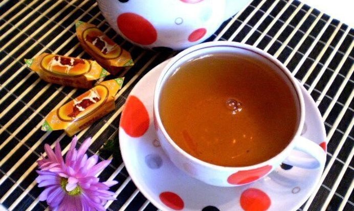 Черный чай с мятой и лепестками календулы