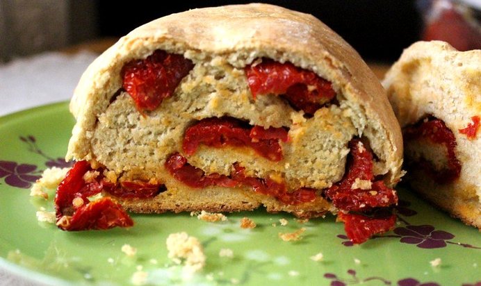 Хлеб с вялеными помидорами