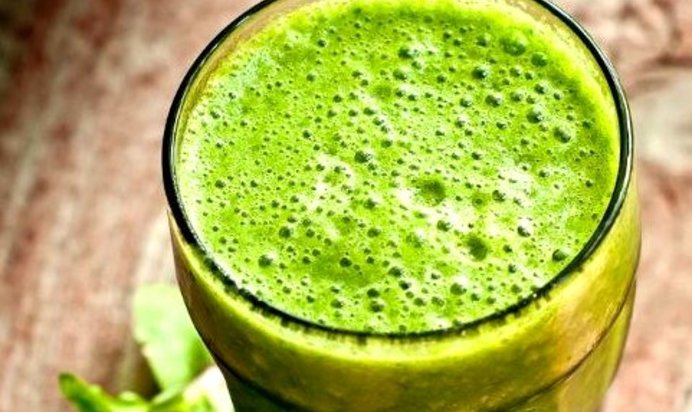 Зеленый смузи с апельсиновым соком