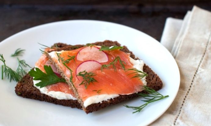 Бутерброды с копченым лососем