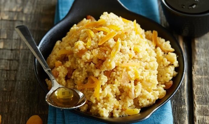 Пшенная каша с изюмом, курагой и урбечем