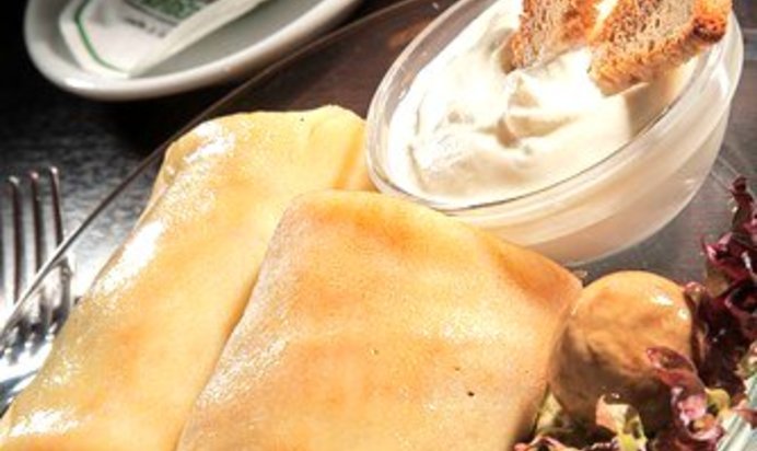 Блины со сливочным соусом из грибов и укропа