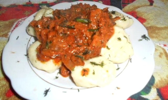 Картофельные клецки под томатным соусом с грибами