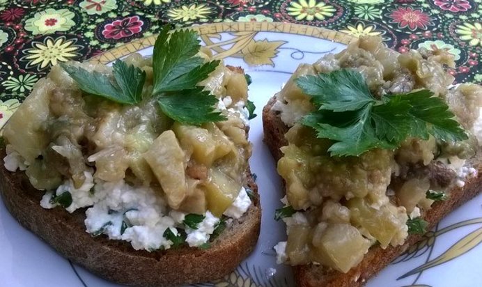 Бутерброды с творогом и баклажанами