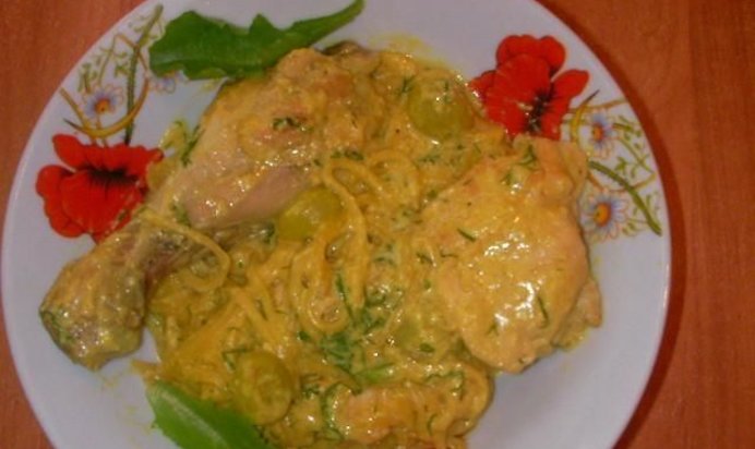 Курица, тушенная с виноградом и карри