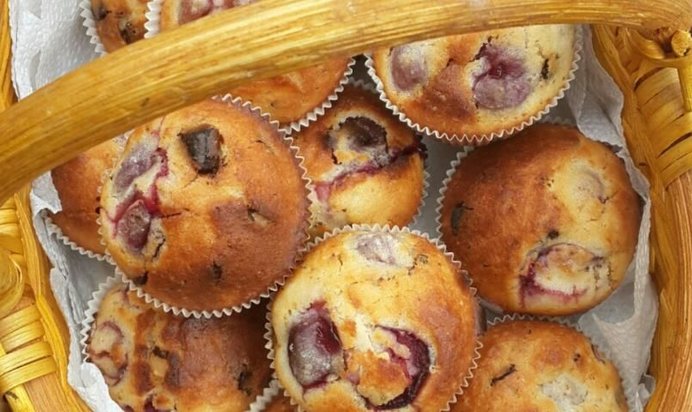 Маффины с черешней и шоколадом