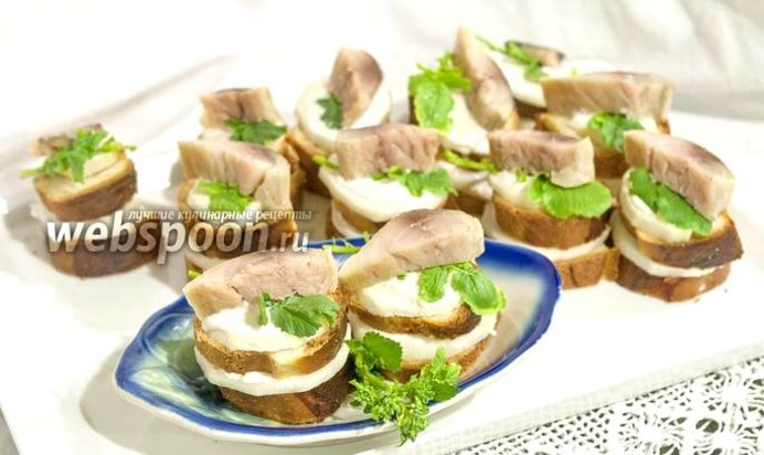 Канапе из томатного хлеба, скумбрии и дайкона