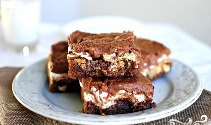 Шоколадные пирожные с орехами и суфле