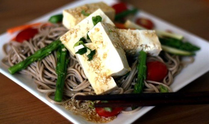 Гречневая лапша с томатами, тофу и базиликом