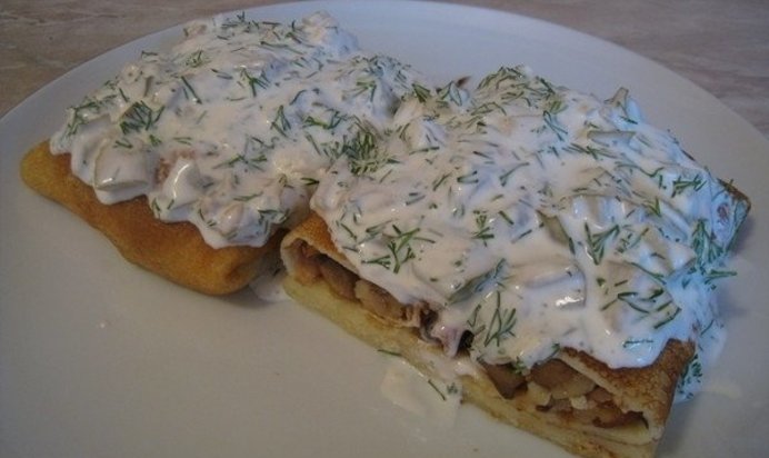 Блины с куриным филе, грибами и сыром