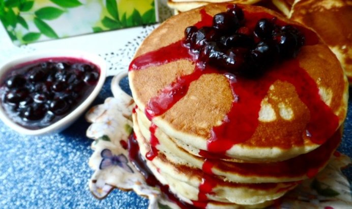 Оладушки с лимонной цедрой,коньяком и чёрносмородиновым джемом.