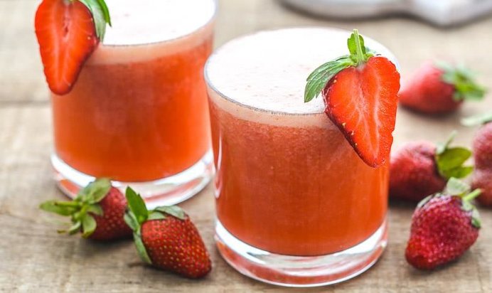 Холодный чай с клубникой