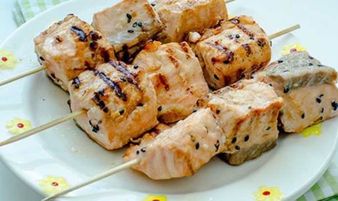 Шашлыки из семги в медово-горчичном соусе