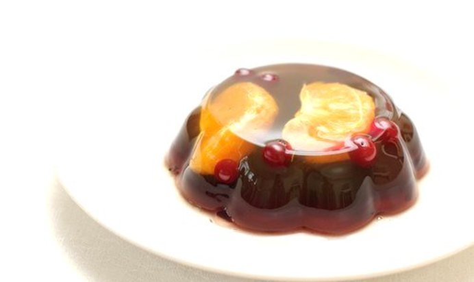 Апельсиновое желе с вишней и белым вином