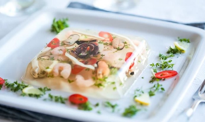 Заливное с морским коктейлем