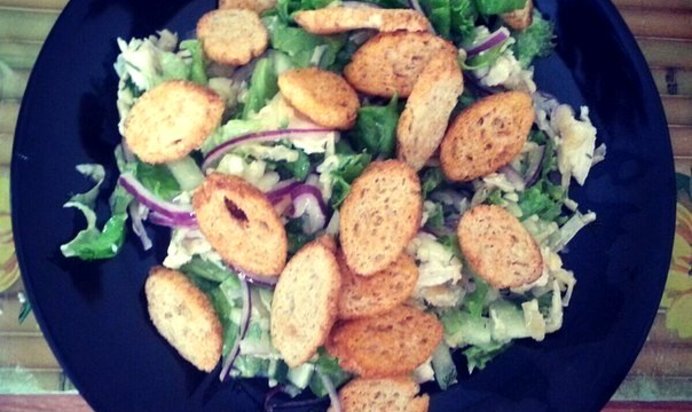 Хрустящий салат с курицей, красным луком и сухариками