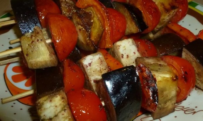 Пряные овощи на шпажках