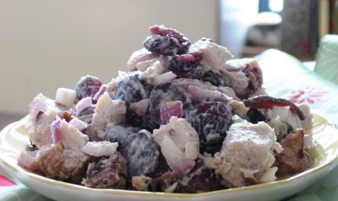 Салат куриный с виноградом и орехами