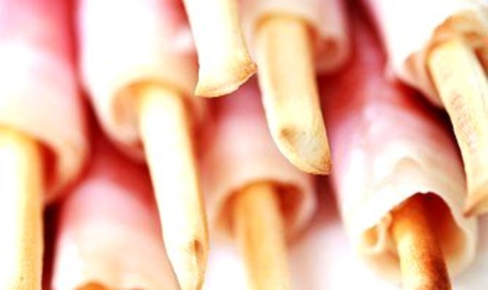 Хлебные палочки в ветчине