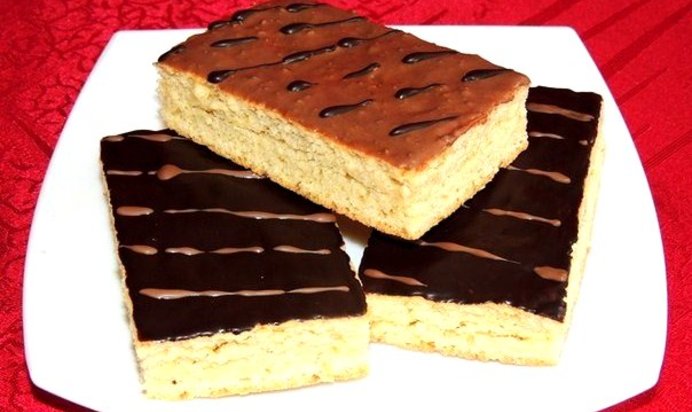 Шоколадные пирожные с джемом