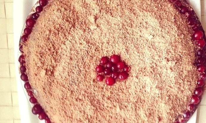 Нежный блинный торт со сгущенкой и клюквой