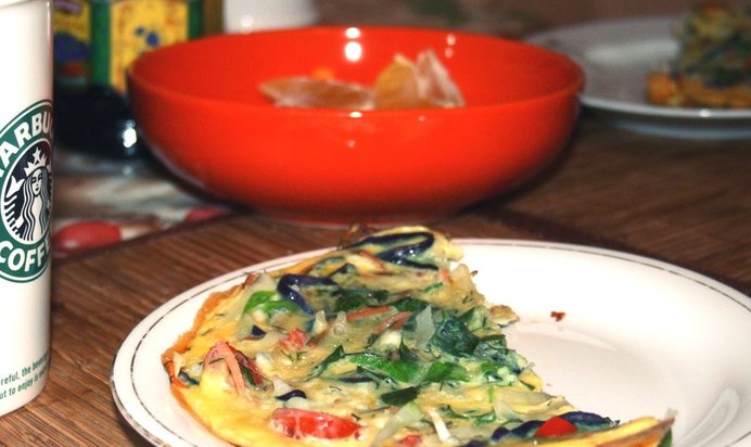 Омлет с морковью, болгарским перцем и луком