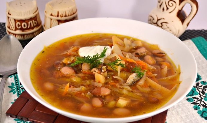 Постный борщ с килькой и фасолью