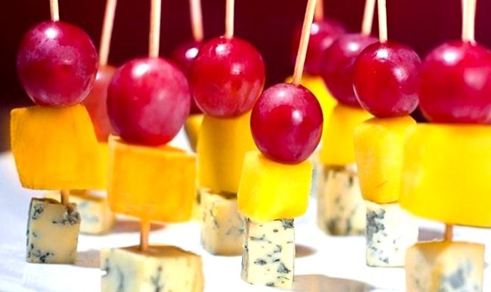 Канапе с сыром дор-блю, виноградом и манго