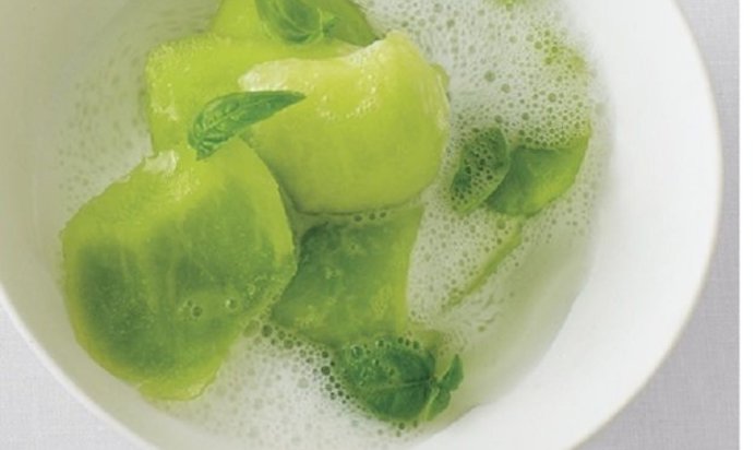 Дыня с белым игристым вином