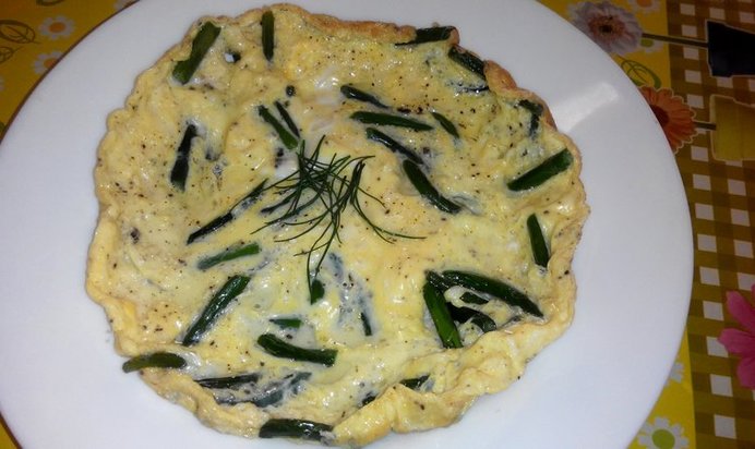 Омлет с чесночными перьями по‑деревенски