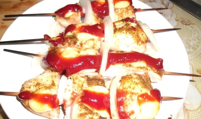 Быстрый шашлык из куриной грудки на шпажках