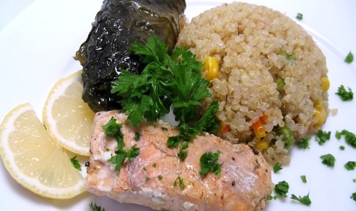 Лосось в виноградных листьях