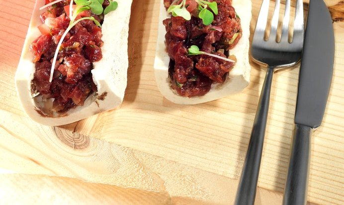 Тартар из говядины с тройной картошкой