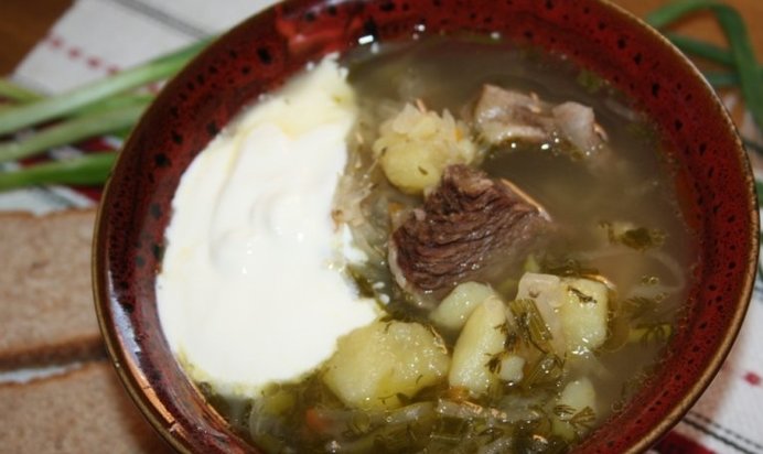 Щи с квашеной капустой на говяжьих ребрышках в чугунке