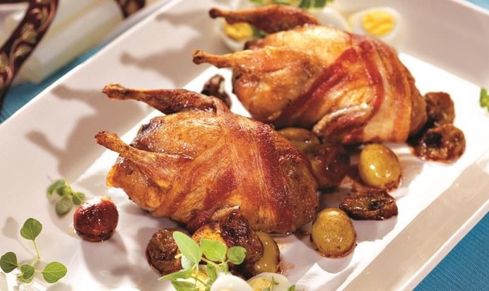 Перепела с виноградом и перепелиными яйцами