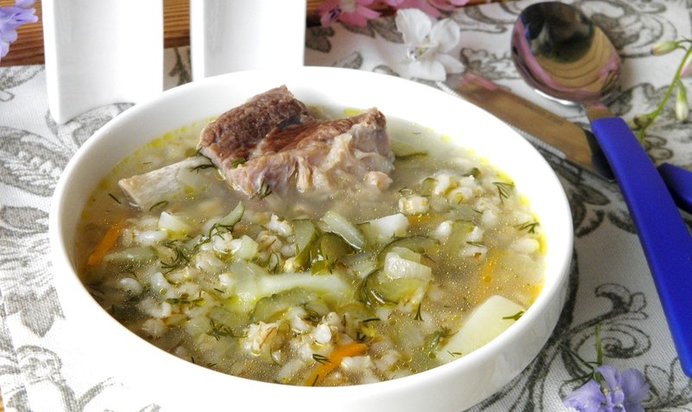 Рассольник с перловкой и солеными огурцами