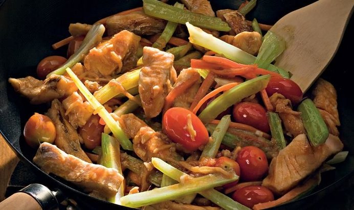 Судак и овощи в кисло-сладком соусе