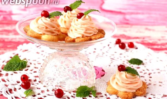 Песочное пирожное с кремом