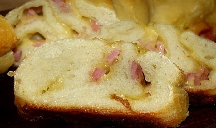 Хлеб с колбасой и сыром в хлебопечке