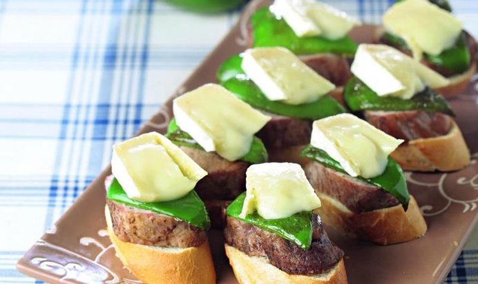 Горячие канапе из свиной вырезки с сыром бри