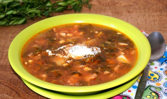 Зеленый борщ на курином бульоне