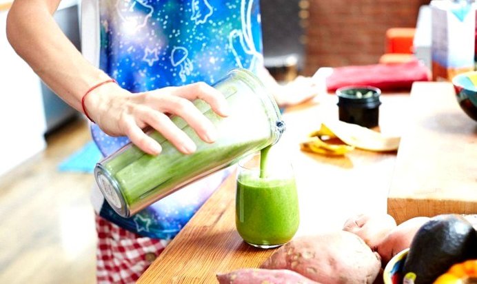 Смузи со шпинатом и миндальным молоком