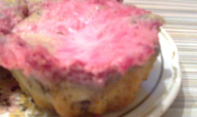 Маффины с шоколадом и ягодным кремом